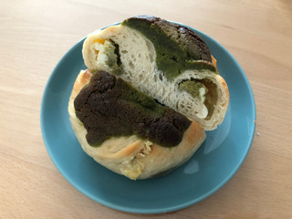 「AZU BAGEL 宇治抹茶ダマンド＆抹茶あん ホワイトチョコ クリームチーズ」のクチコミ画像 by こつめかわうそさん