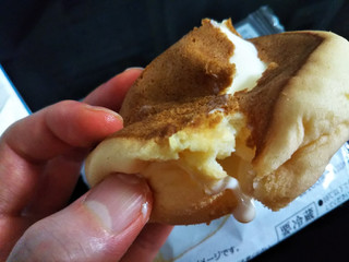「ローソン Uchi Cafe’ もちぷよ 北海道生クリーム入りミルククリーム 1個」のクチコミ画像 by なんやかんやさん