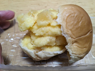 「ヤマザキ 薄皮 りんご入り カスタードクリームパン 袋5個」のクチコミ画像 by ゅぃぽんさん