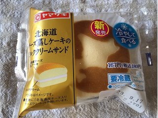 「ヤマザキ 北海道チーズ蒸しケーキのミルククリームサンド」のクチコミ画像 by nagomi7さん