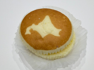 「ヤマザキ 北海道チーズ蒸しケーキのミルククリームサンド」のクチコミ画像 by ばぶたろうさん
