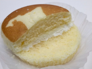 「ヤマザキ 北海道チーズ蒸しケーキのミルククリームサンド」のクチコミ画像 by ばぶたろうさん