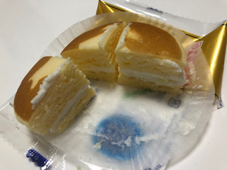 「ヤマザキ 北海道チーズ蒸しケーキのミルククリームサンド」のクチコミ画像 by 大学芋さん