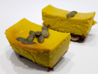 「成城石井 北海道産かぼちゃのブラウニーパンプキンチーズケーキ」のクチコミ画像 by ばぶたろうさん