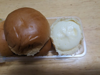 「ヤマザキ 薄皮 レアチーズクリームパン 袋4個」のクチコミ画像 by ゅぃぽんさん