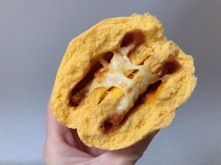「ローソン とろーりチーズとトマトのピザまん」のクチコミ画像 by こつめかわうそさん