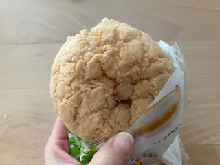 「ローソン Uchi Cafe’ まるでメロンパンみたいなシュークリーム 茨城鉾田メロンのシュークリーム」のクチコミ画像 by こつめかわうそさん