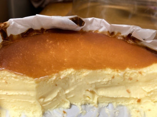 「成城石井 「紙包み」純生クリームのバスクチーズケーキ」のクチコミ画像 by もぐミさん