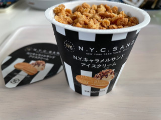 「N.Y.C.SAND キャラメルサンドアイスクリーム」のクチコミ画像 by だっきーさん