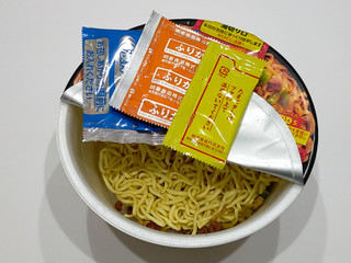 「明星食品 辛麺屋輪監修 汁なし宮崎辛麺 カップ121g」のクチコミ画像 by ばぶたろうさん