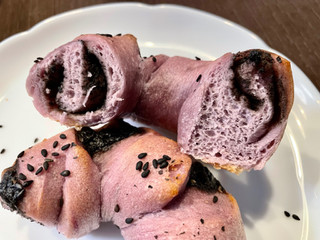 「よつばベーカリー 紫芋セサミ 1個」のクチコミ画像 by やにゃさん