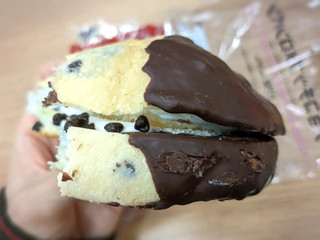 「ローソン チョコチップメロンパン」のクチコミ画像 by choroさん