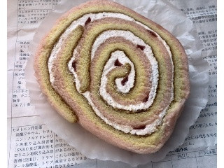 苺のロールケーキ