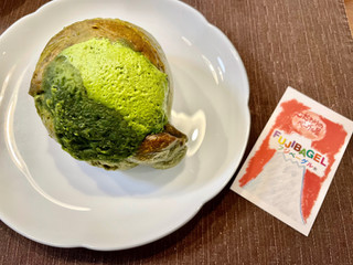 「Fuji bagel 抹茶まっちゃマッチャ 1個」のクチコミ画像 by やにゃさん
