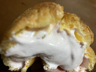 「オランジェ ひかえめに言ってクリーム多めのシュークリーム 森永れん乳いちご 袋1個」のクチコミ画像 by まみぃーさん