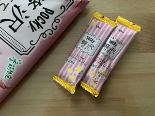 「江崎グリコ ポッキー贅沢仕立て くちどけ苺 袋2本×10」のクチコミ画像 by こつめかわうそさん