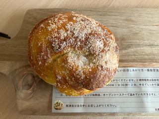 「17SURF BAGEL かぼちゃ生地のホワイトチョコとココナッツの塩バター 一個」のクチコミ画像 by こつめかわうそさん