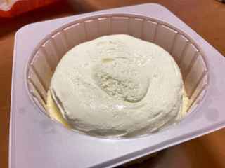 「ローソン Uchi Cafe’ 盛りすぎ！ プレミアムロールケーキ」のクチコミ画像 by kafuruさん