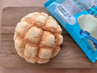 「Pasco ホイップメロンパン 北海道チーズクリーム 袋1個」のクチコミ画像 by こつめかわうそさん