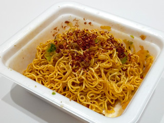「明星食品 チャルメラ 汁なし宮崎辛麺 カップ109g」のクチコミ画像 by ばぶたろうさん