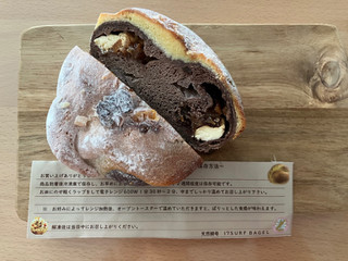 「17SURF BAGEL ココアとクリームチーズとラムフルーツのダマンドホワイトバター仕立て 一個」のクチコミ画像 by こつめかわうそさん