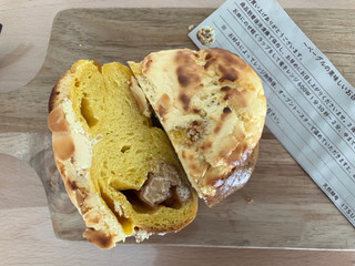 「17SURF BAGEL かぼちゃ生地の塩キャラメルチョコとチーズケーキ」のクチコミ画像 by こつめかわうそさん