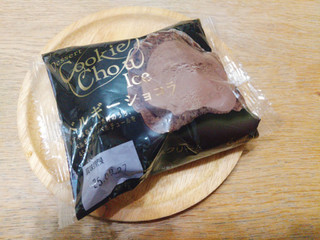 「シャトレーゼ DESSERTクッキーシューアイス ベルギーショコラ 48ml」のクチコミ画像 by みっち0204さん