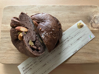 「17SURF BAGEL ココアとチョコと いろいろ木の実の塩バター 一個」のクチコミ画像 by こつめかわうそさん