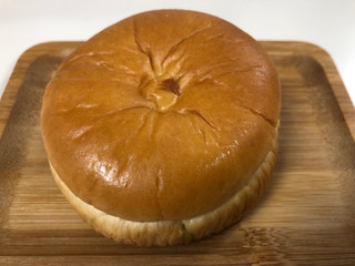 「YKベーキング しあわせ届ける 抹茶ミルクくりぃむパン 1個」のクチコミ画像 by 食い辛抱挽回中さん