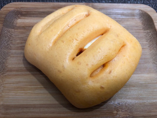 「ヤマザキ BAKE ONE もっちり食感のチーズ＆ピザソース 袋4個」のクチコミ画像 by 食いしん坊満載さん