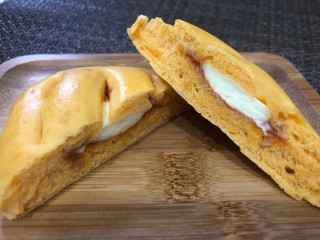「ヤマザキ BAKE ONE もっちり食感のチーズ＆ピザソース 袋4個」のクチコミ画像 by 食い辛抱挽回中さん