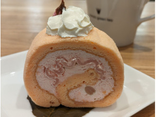 「nana’s green tea 桜もちロールケーキ」のクチコミ画像 by ばぶたろうさん