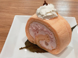 「nana’s green tea 桜もちロールケーキ」のクチコミ画像 by ばぶたろうさん