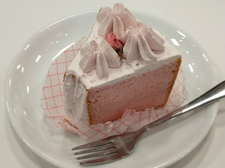 「デリフランス 桜風味のシフォンケーキ」のクチコミ画像 by ばぶたろうさん