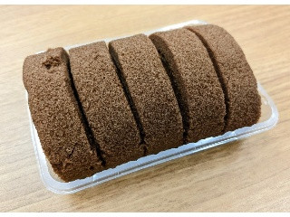 5つに切ったロールケーキ チョコ