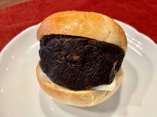 inari bakery 黒ごまあんバターサンド