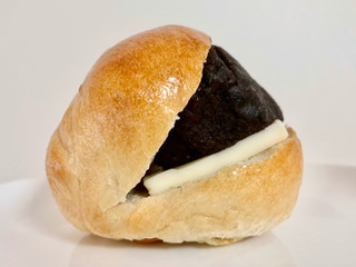 「inari bakery 黒ごまあんバターサンド」のクチコミ画像 by やにゃさん