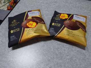「ローソン Uchi Cafe’ × GODIVA どらもっち ショコラ チョコレートチップ入り」のクチコミ画像 by しろねこエリーさん