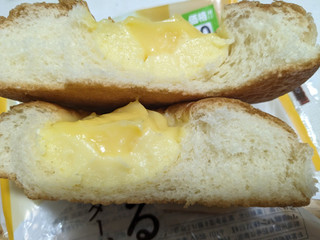「ヤマザキ とろけるたっぷりカスタードクリームパン 1個」のクチコミ画像 by ゅぃぽんさん
