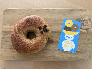 「AZU BAGEL 全粒粉ショコラマカダミアナッツ」のクチコミ画像 by こつめかわうそさん