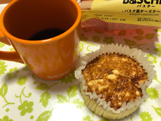 「ローソン Uchi Cafe’ 盛りすぎ！ バスチー バスク風チーズケーキ」のクチコミ画像 by パン大好きさん
