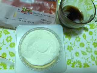 「ローソン Uchi Cafe’ 盛りすぎ！ プレミアムロールケーキ」のクチコミ画像 by パン大好きさん