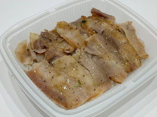 「セブン-イレブン ねぎ塩だれの豚カルビ弁当 麦入りご飯」のクチコミ画像 by ばぶたろうさん