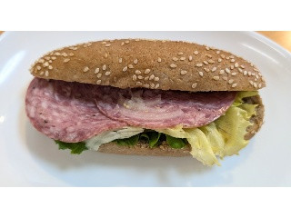 セブン-イレブン 雑穀入りパンソフトサラミ＆レタスサラダ