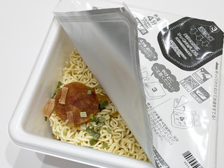 「明星食品 大砲ラーメン監修 昔ラーメン風まぜそば こってりとんこつ味 カップ164g」のクチコミ画像 by ばぶたろうさん