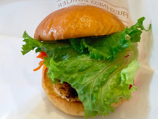 「フレッシュネスバーガー 銀だらグリエのフレンチバーガー 彩り野菜とオリーブアンチョビソース」のクチコミ画像 by ばぶたろうさん