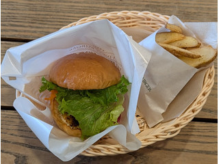 「フレッシュネスバーガー 銀だらグリエのフレンチバーガー 彩り野菜とオリーブアンチョビソース」のクチコミ画像 by ばぶたろうさん