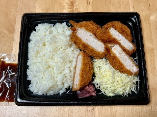 「ローソン 厚切リロースとんかつ弁当」のクチコミ画像 by 踊る埴輪さん