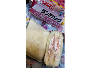 「ヤマザキ ランチパック さくら風味いちごミルクホイップ」のクチコミ画像 by ゆめぴりかさん