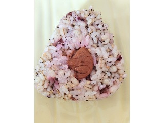 たっぷり食物繊維が摂れる 梅しそごはんおにぎり